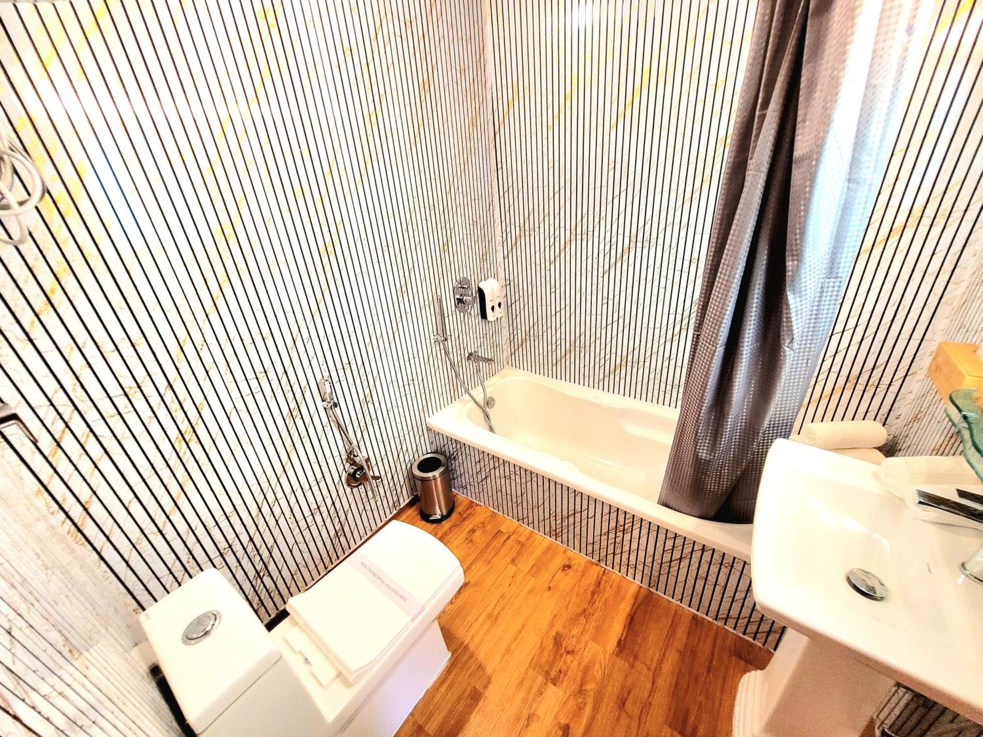 Aziz Palace Group Of Houseboats Srīnagar エクステリア 写真
