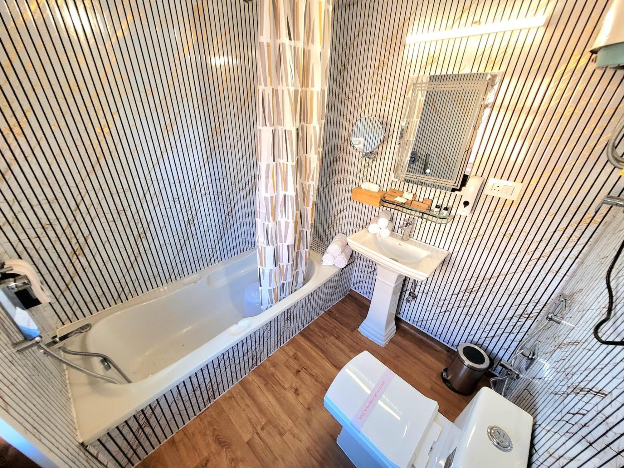 Aziz Palace Group Of Houseboats Srīnagar エクステリア 写真