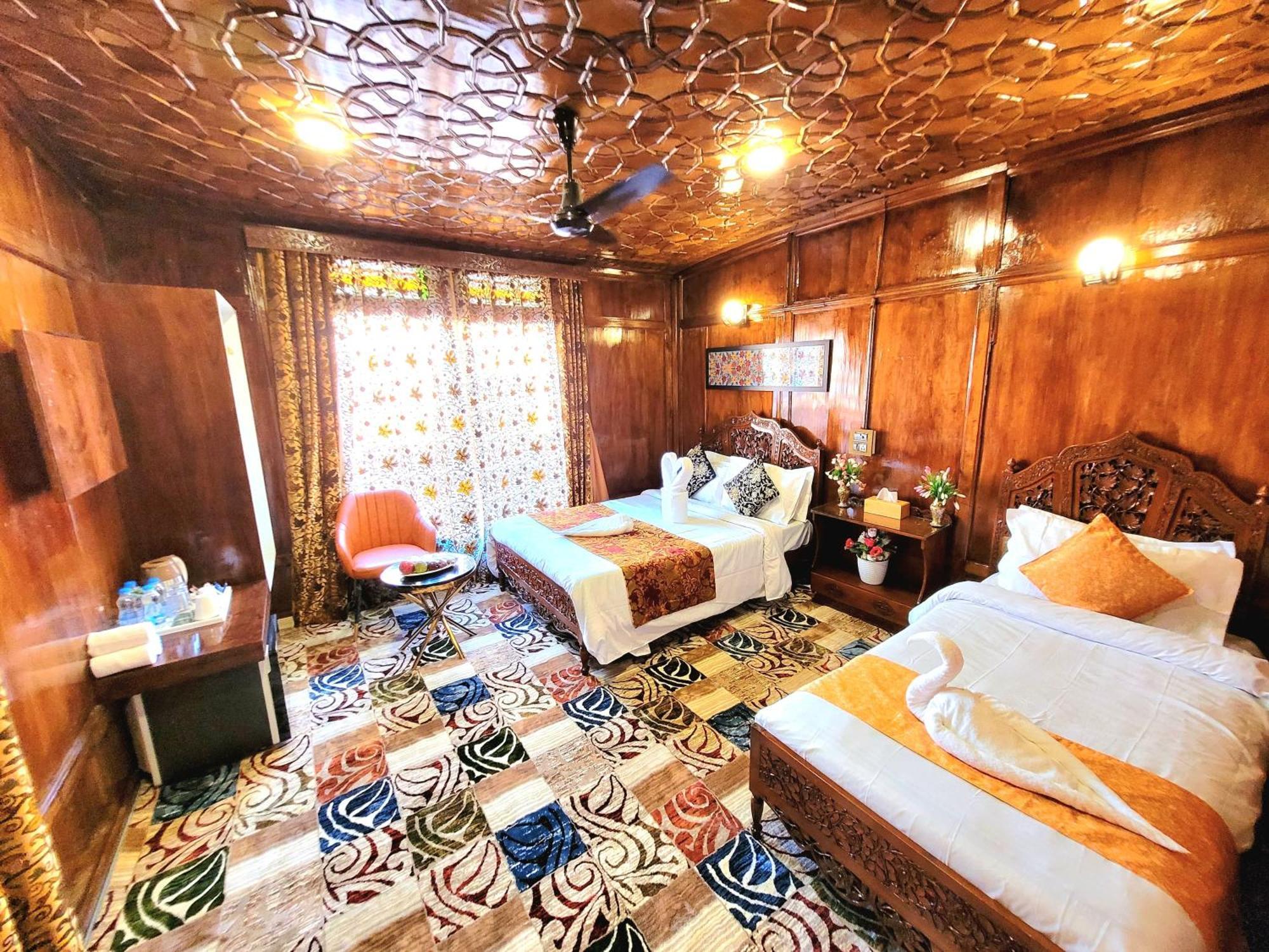 Aziz Palace Group Of Houseboats Srīnagar エクステリア 写真