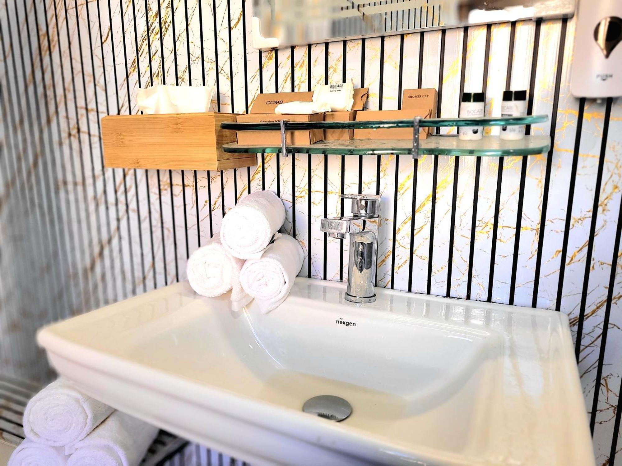 Aziz Palace Group Of Houseboats Srīnagar エクステリア 写真